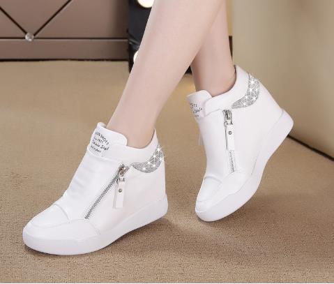 Sportschuhe mit Keilabsatz