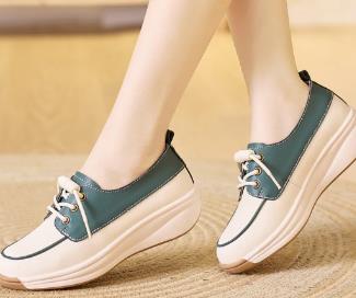 Lightweight flat shoes with soft soles and laces