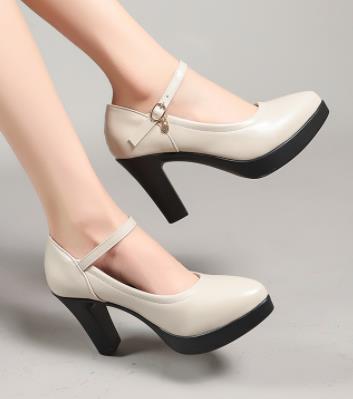 Tacones altos de mujer, tacones gruesos.