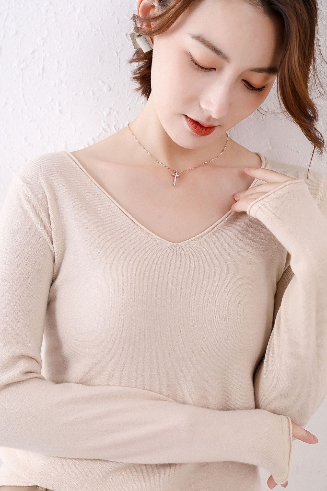Korean version 2020 autumn and winter Korean version new v-neck loose sweater women's long-sleeved solid color inner pullover knitted bottoming shirt, v-neck loose sweater women, solid color inner pullover knitted