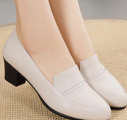 Zapatos de tacón medio en piel auténtica.