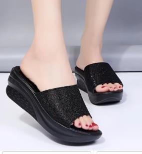 Pantuflas con aumento de altura y diseño brillante