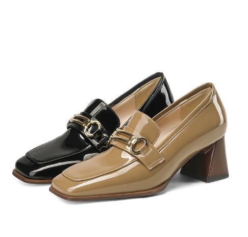 Lady with square toe and chunky kitten heels